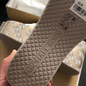 michael kors benny flip flops